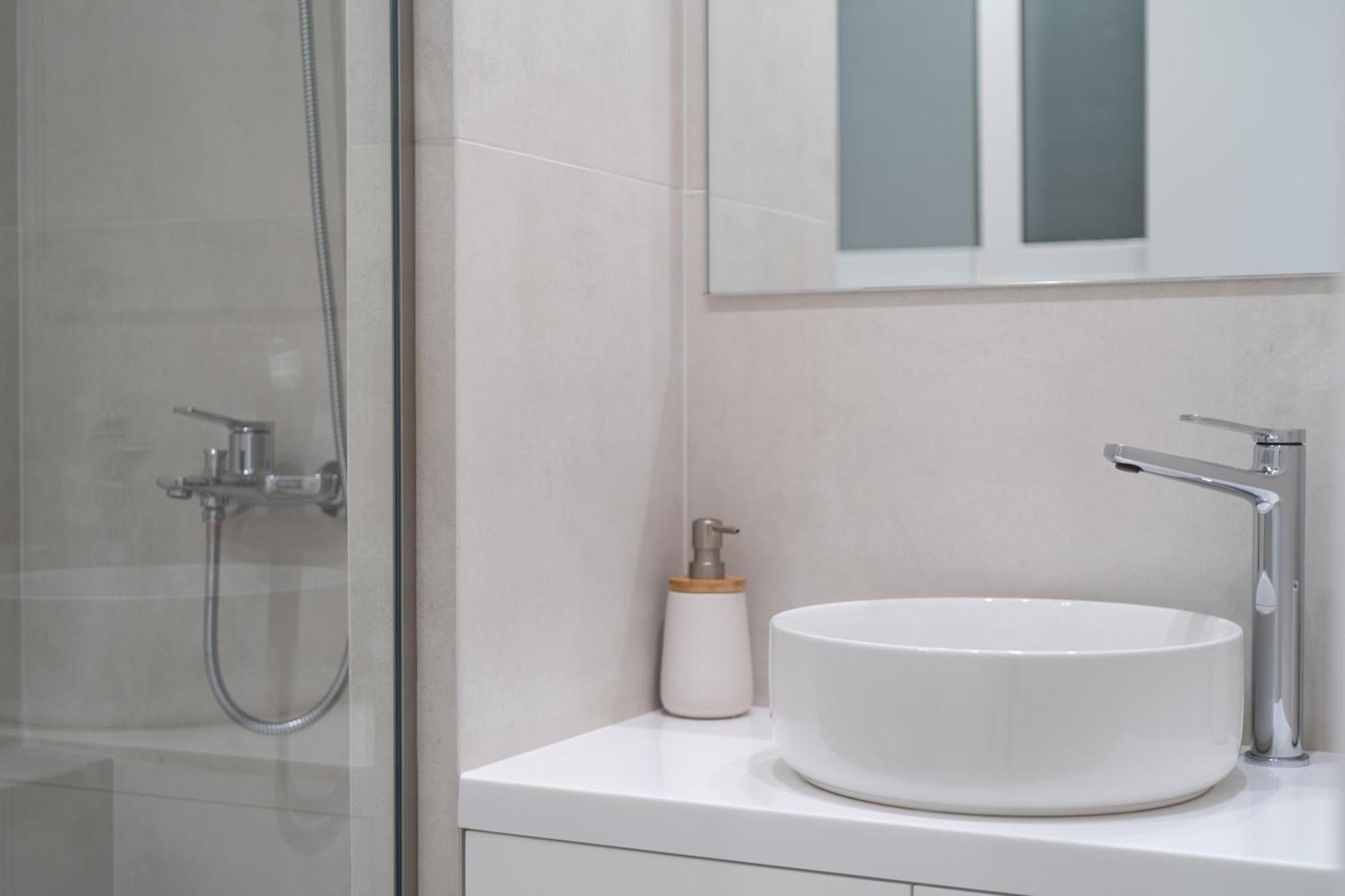 Newly Renovated 2 Bedroom Apartment, 5Min To Metro Athen Eksteriør billede